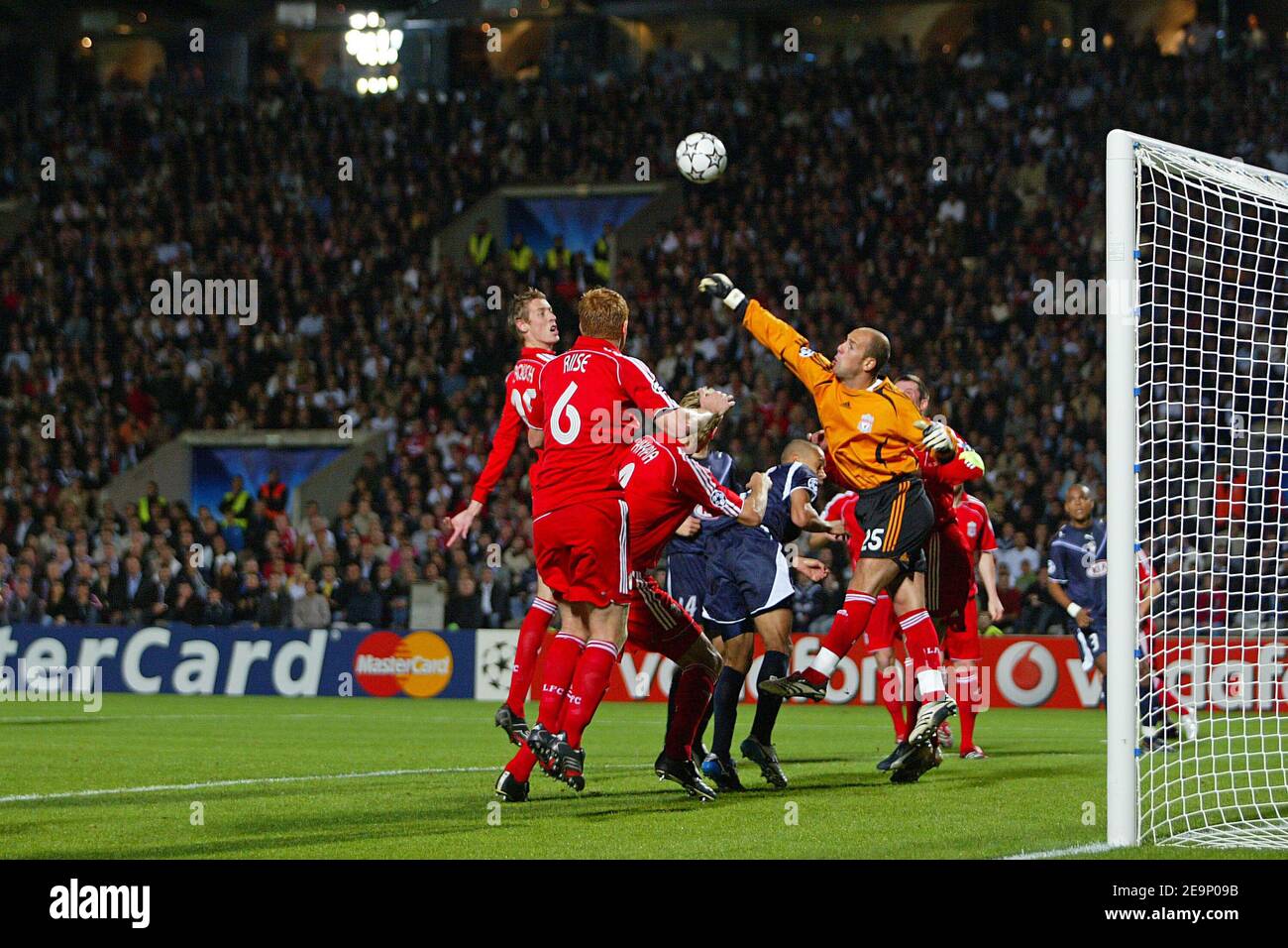 Liverpool's goalkeeper Pepe Reina during the Champions League group C match, FC Girondins De Bordeaux vs Liverpool FC, at Chaban-Delmas Stadium in Bordeaux, France, on October 18, 2006. Liverpool won 1-0. Photo by Manuel Blondeau/Cameleon/ABACAPRESS.COM Stock Photo