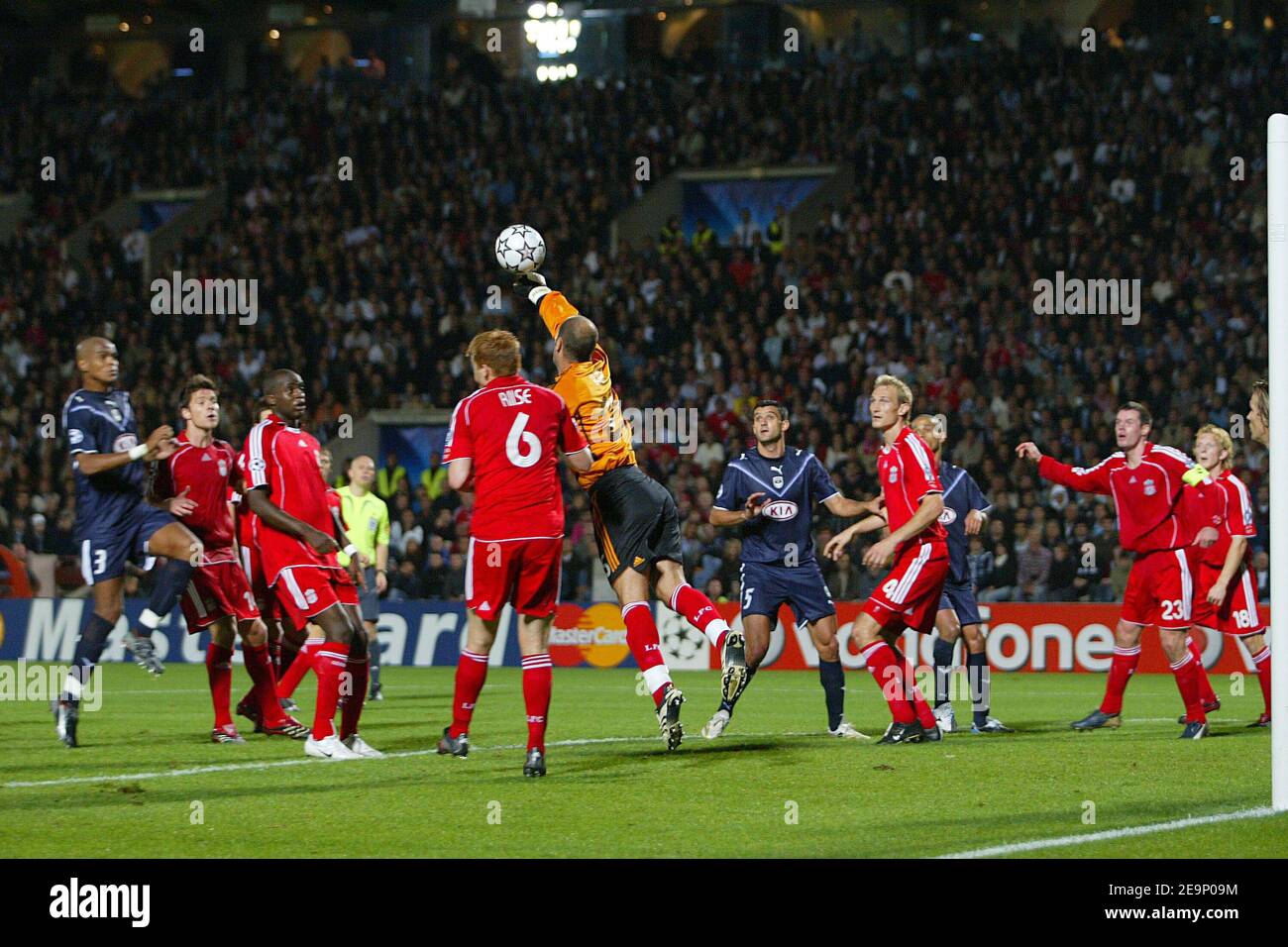 Liverpool's goalkeeper Pepe Reina during the Champions League group C match, FC Girondins De Bordeaux vs Liverpool FC, at Chaban-Delmas Stadium in Bordeaux, France, on October 18, 2006. Liverpool won 1-0. Photo by Manuel Blondeau/Cameleon/ABACAPRESS.COM. Stock Photo