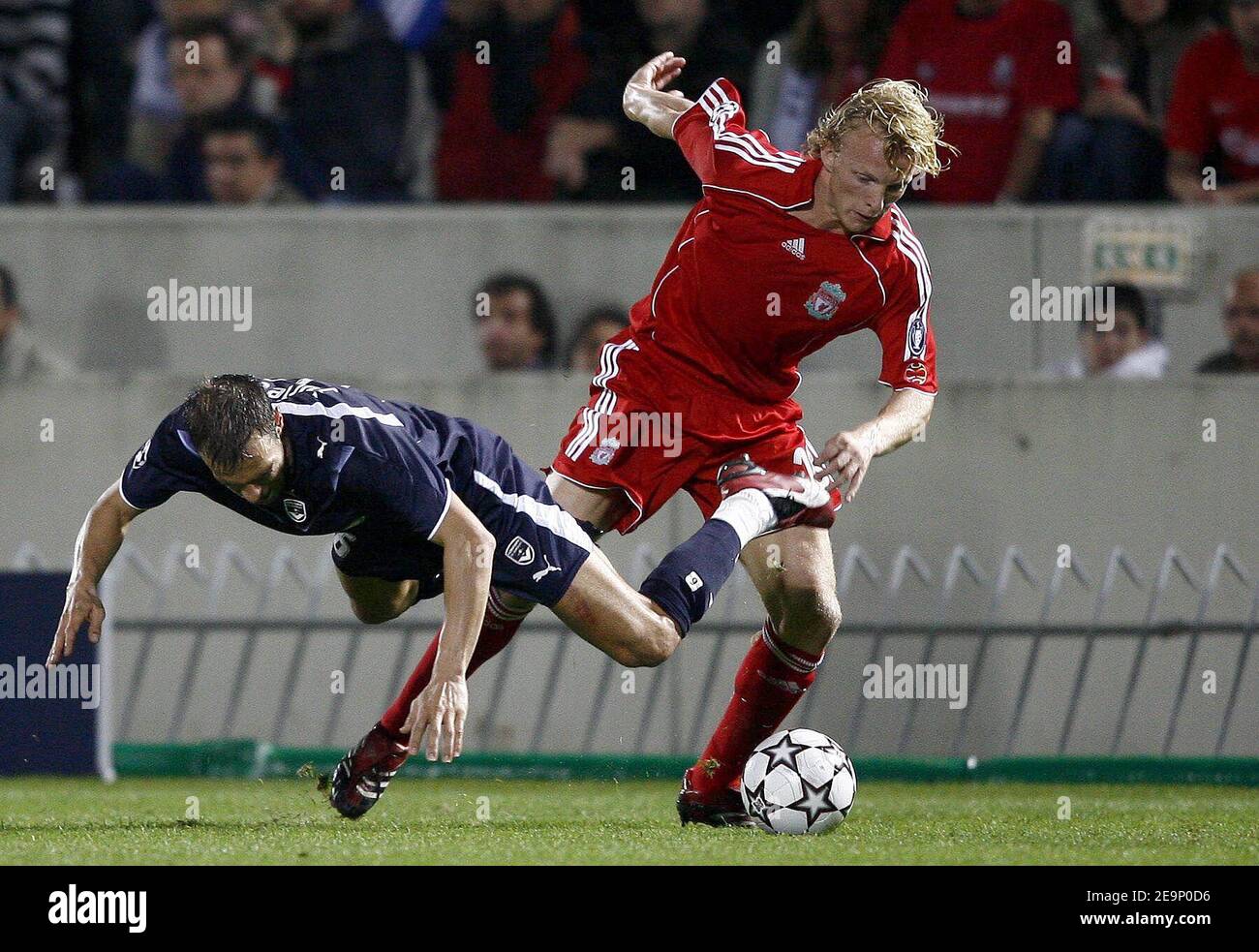 Liverpool's Dirk Kuyt tackles Bordeaux' Franck Jurietti during the UEFA Champions League, Group C, Girondins de Bordeaux vs Liverpool FC at the Stade Chaban-Delmas in Bordeaux, France on October 18, 2006. Liverpool won 1-0. Photo by Christian Liewig/ABACAPRESS.COM Stock Photo