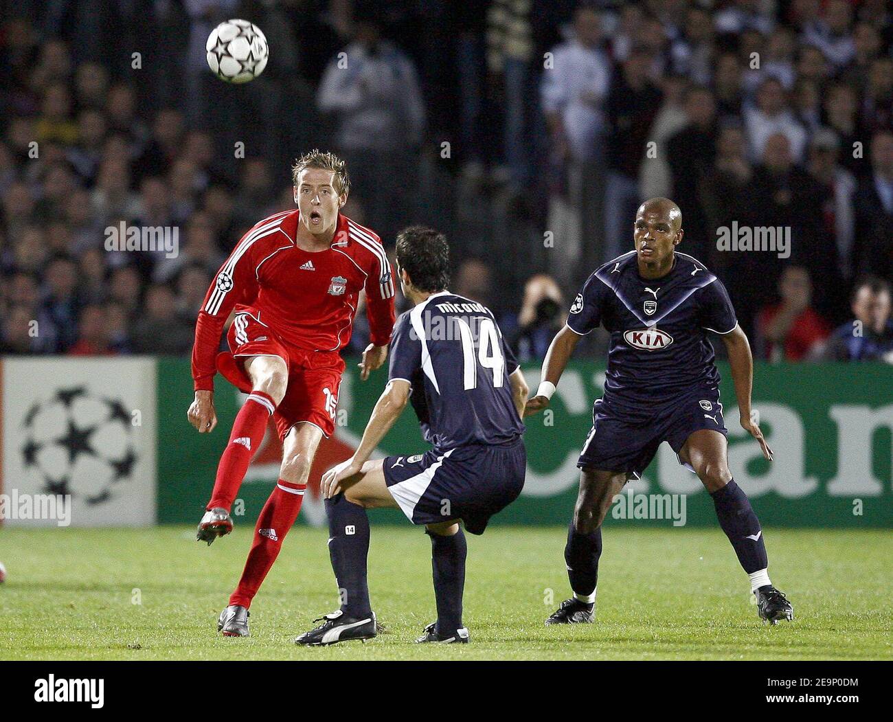 Liverpool's Peter Crouch battles for the ball during the UEFA Champions League, Group C, Girondins de Bordeaux vs Liverpool FC at the Stade Chaban-Delmas in Bordeaux, France on October 18, 2006. Liverpool won 1-0. Photo by Christian Liewig/ABACAPRESS.COM Stock Photo