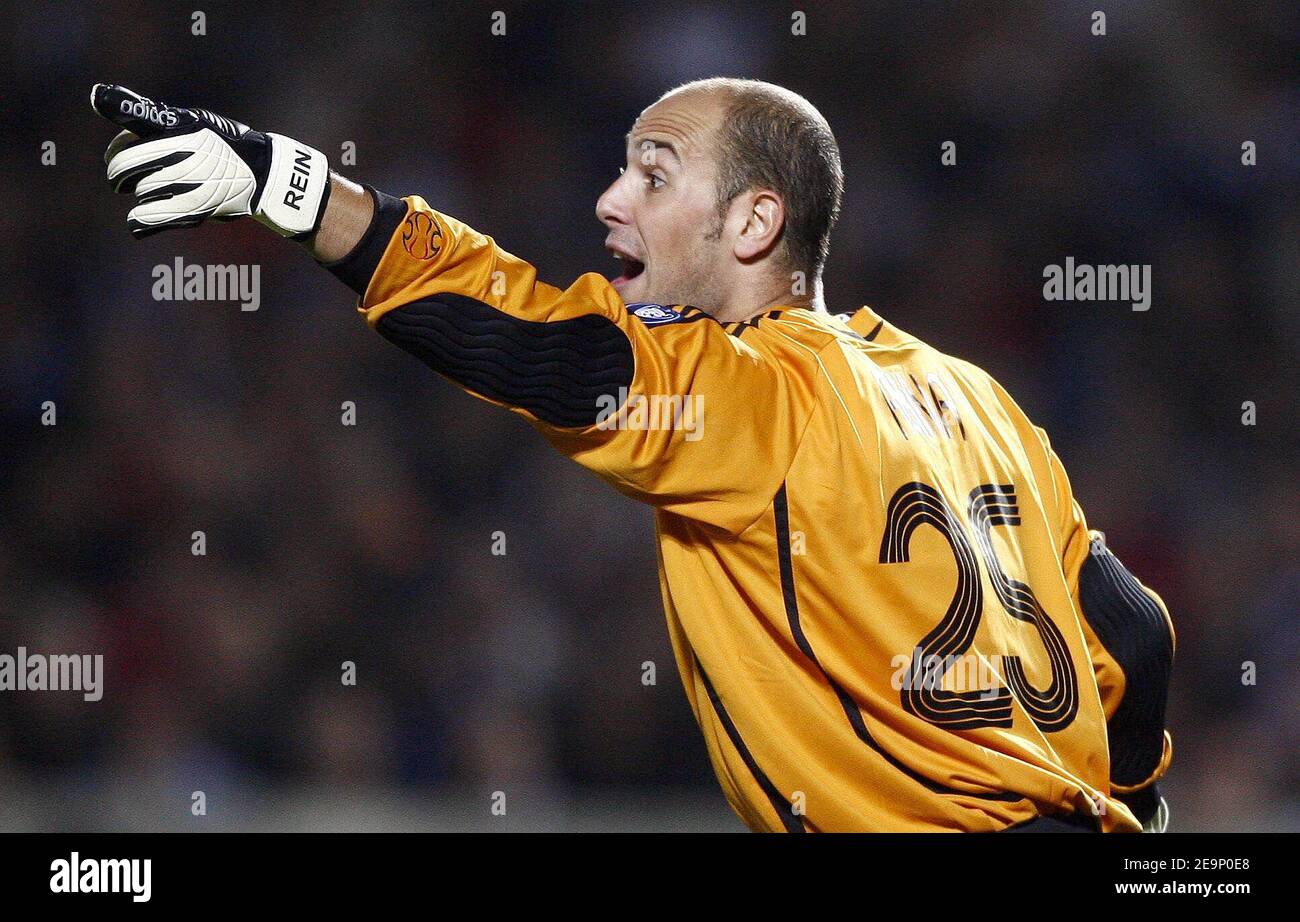 Liverpool's goalkeeper Pepe Reina during the UEFA Champions League, Group C, Girondins de Bordeaux vs Liverpool FC at the Stade Chaban-Delmas in Bordeaux, France on October 18, 2006. Liverpool won 1-0. Photo by Christian Liewig/ABACAPRESS.COM Stock Photo