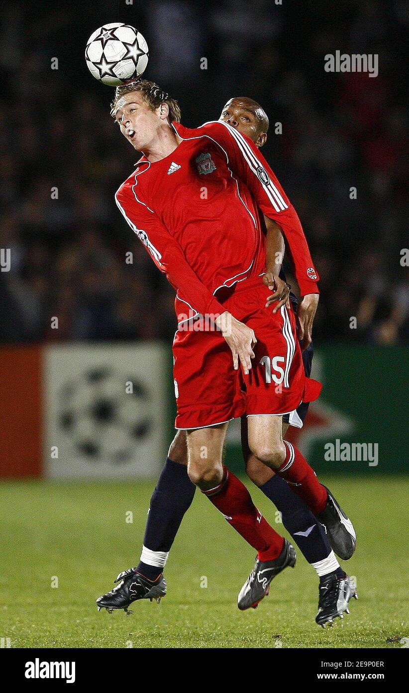 Liverpool's Peter Crouch heads the ball during the UEFA Champions League, Group C, Girondins de Bordeaux vs Liverpool FC at the Stade Chaban-Delmas in Bordeaux, France on October 18, 2006. Liverpool won 1-0. Photo by Christian Liewig/ABACAPRESS.COM Stock Photo
