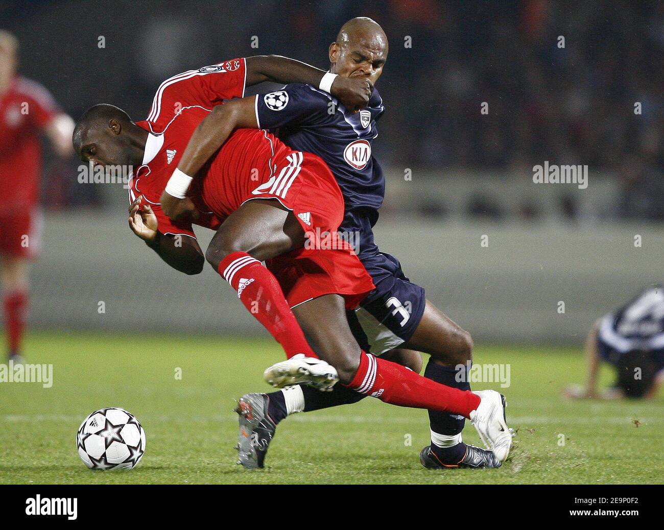 Liverpool's Mohamed Sissoko and Bordeaux' Henrique battle for the ball during the UEFA Champions League, Group C, Girondins de Bordeaux vs Liverpool FC at the Stade Chaban-Delmas in Bordeaux, France on October 18, 2006. Liverpool won 1-0. Photo by Christian Liewig/ABACAPRESS.COM Stock Photo