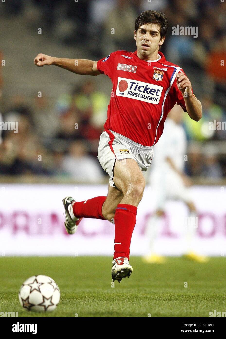 Lyon's Juninho in action during the French first league football match, Olympique de Marseille vs Olympique Lyonnais, at the Velodrome stadium, in Marseille, France, on October 22, 2006. Lyon won 4-1. Photo by Christian Liewig/ABACAPRESS.COM Stock Photo