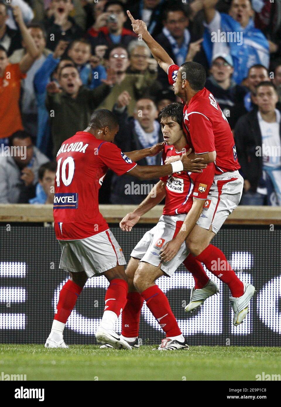 Lyon's Juninho celebrates his goal with teammates during the French first league football match, Olympique de Marseille vs Olympique Lyonnais, at the Velodrome stadium, in Marseille, France, on October 22, 2006. Lyon won 4-1. Photo by Christian Liewig/ABACAPRESS.COM Stock Photo