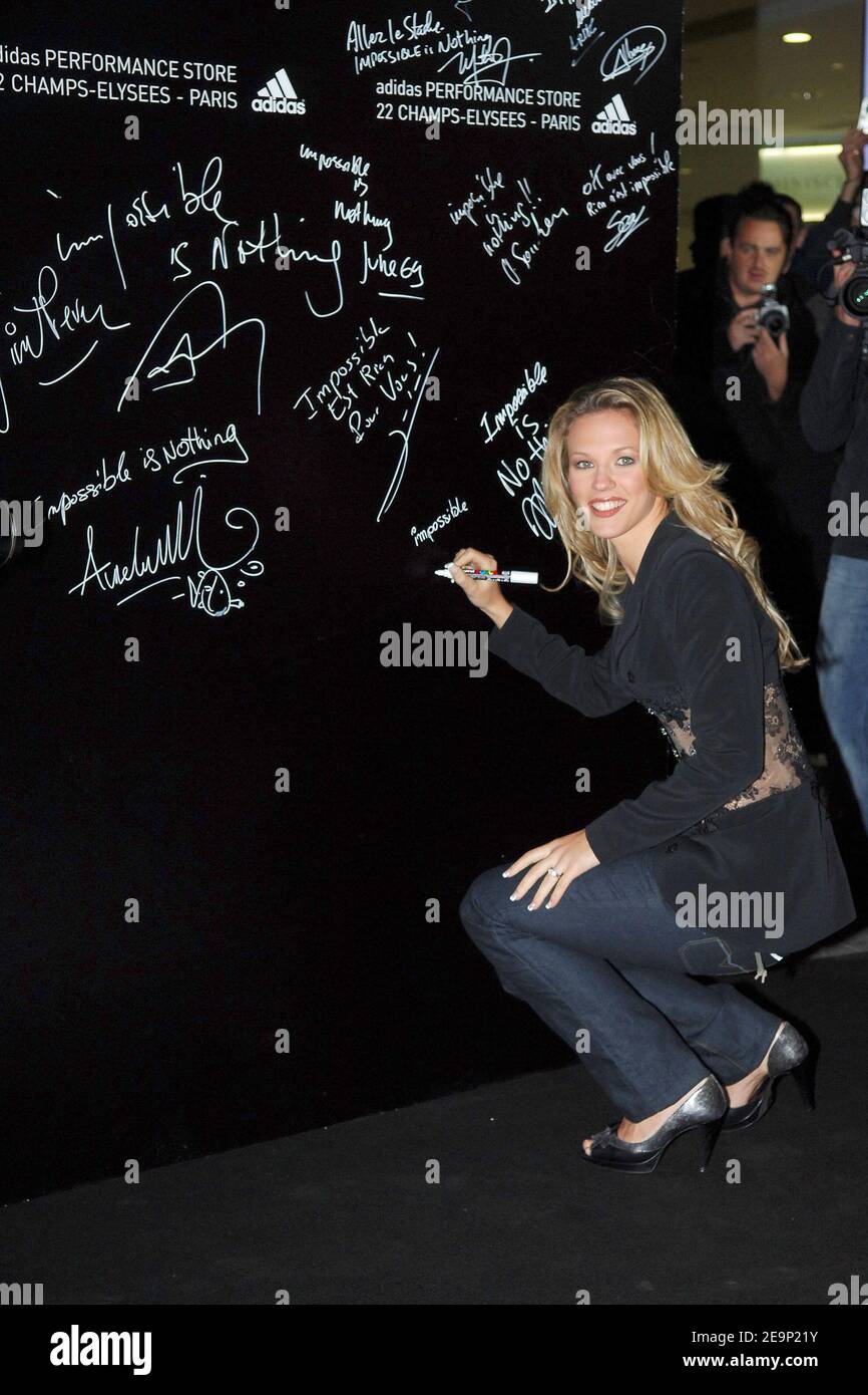 French singer Lorie attends attends the Adidas Flagship store opening party  on the Champs Elysees, in Paris, France, on October 24, 2006. Photo by  Nicolas Gouhier/Cameleon/ABACAPRESS.COM Stock Photo - Alamy