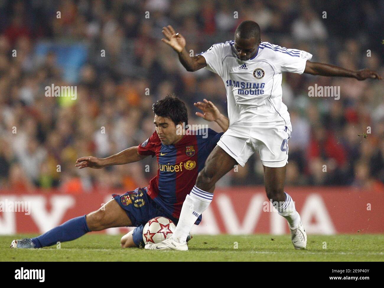 Barcelona's Deco and Chelsea's Claude Makelele battle for the ball during the UEFA Champions League, Group A, Barcelona vs Chelsea at the Camp Nou stadium in Barcelona, Spain on October 31, 2006. The match ended in a 2-2 draw. Photo by Christian Liewig/ABACAPRESS.COM Stock Photo
