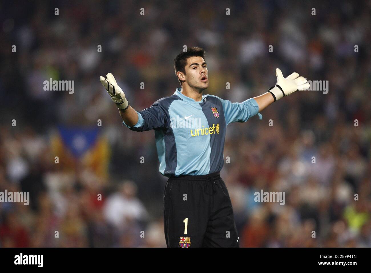 Barcelona's goalkeeper Victor Valdes during the UEFA Champions League, Group A, Barcelona vs Chelsea at the Camp Nou stadium in Barcelona, Spain on October 31, 2006. The match ended in a 2-2 draw. Photo by Christian Liewig/ABACAPRESS.COM Stock Photo