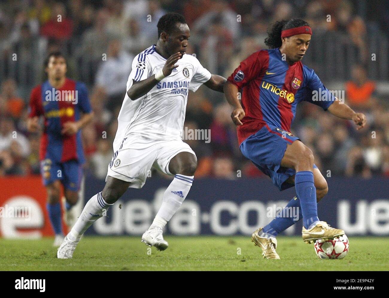 Chelsea's Michael Essien and Barcelona's Ronaldinho battle for the ball during the UEFA Champions League, Group A, Barcelona vs Chelsea at the Camp Nou stadium in Barcelona, Spain on October 31, 2006. The match ended in a 2-2 draw. Photo by Christian Liewig/ABACAPRESS.COM Stock Photo