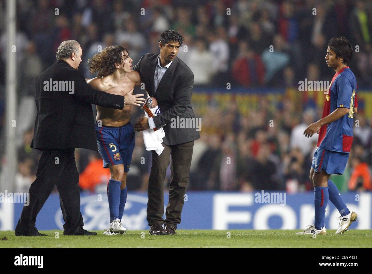 Barcelona's coach Frank Rijkaard and Carles Puyol during the UEFA Champions League, Group A, Barcelona vs Chelsea at the Camp Nou stadium in Barcelona, Spain on October 31, 2006. The match ended in a 2-2 draw. Photo by Christian Liewig/ABACAPRESS.COM Stock Photo