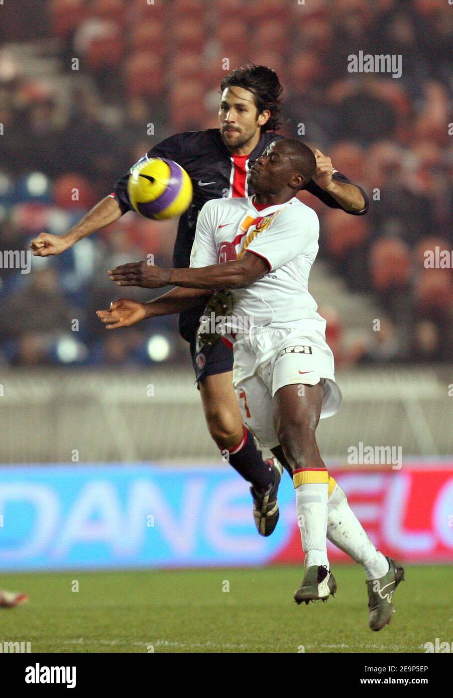 Lens' Olivier Thomert and Psg's Mario Yepes during the French first league football match, PSG vs Lens at the Parc des Princes in Paris, France on November 5, 2006. Lens won 3-1. Photo by Mehdi Taamallah/Cameleon/ABACAPRESS.COM Stock Photo