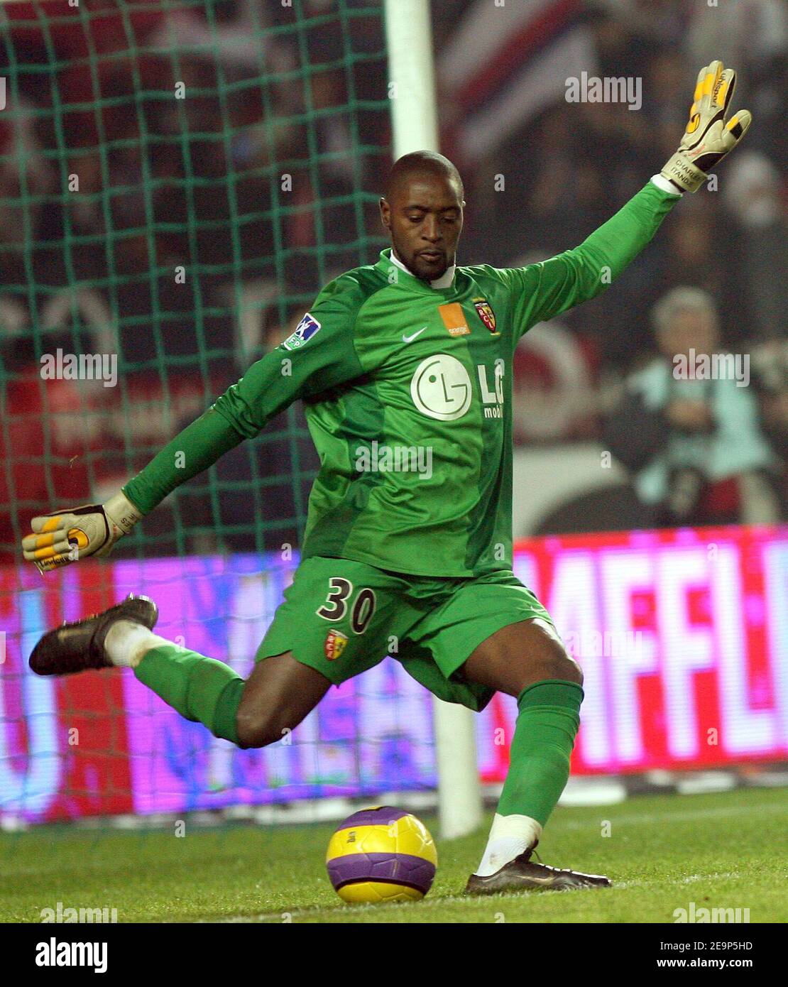 Lens' goalkeeper Charles Itandje during the French first league football match, PSG vs Lens at the Parc des Princes in Paris, France on November 5, 2006. Lens won 3-1. Photo by Mehdi Taamallah/Cameleon/ABACAPRESS.COM Stock Photo