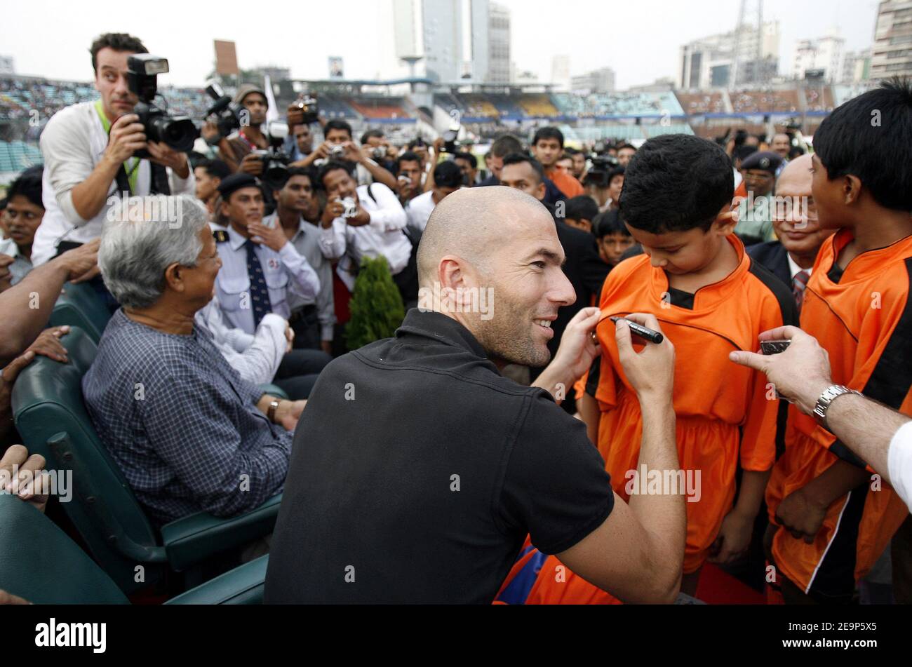 French soccer star Zinedine Zidane signs autograph in Dhaka, Bangladesh on November 7, 2006. Zidane received a rousing welcome when he played football with children in a dusty Bangladeshi village. Photo by Patrick Durand/Cameleon/ABACAPRESS.COM Stock Photo
