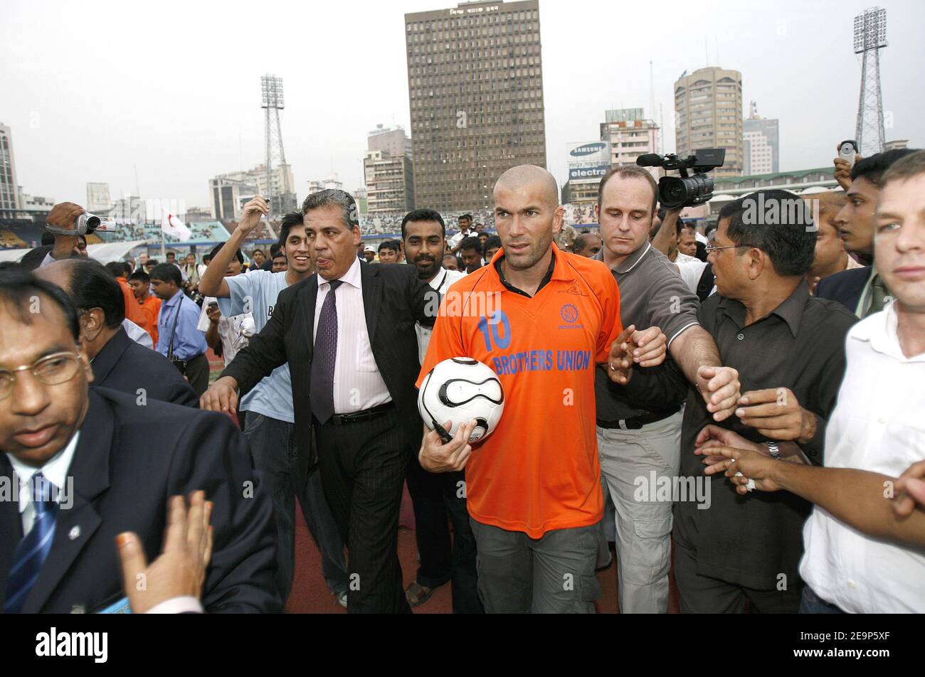 French soccer star Zinedine Zidane signs autograph in Dhaka, Bangladesh on November 7, 2006. Zidane received a rousing welcome when he played football with children in a dusty Bangladeshi village. Photo by Patrick Durand/Cameleon/ABACAPRESS.COM Stock Photo