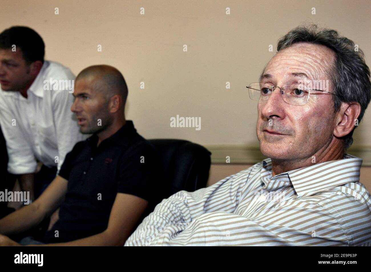 Danone CEO Franck Riboud and French football player Zinedine Zidane during a press conference Dhaka, Bangladesh on November 7, 2006. Zidane played with young Bangladeshi soccer players during his brief visit to the South Asian Nation. Photo by Patrick Durand/Cameleon/ABACAPRESS.COM Stock Photo
