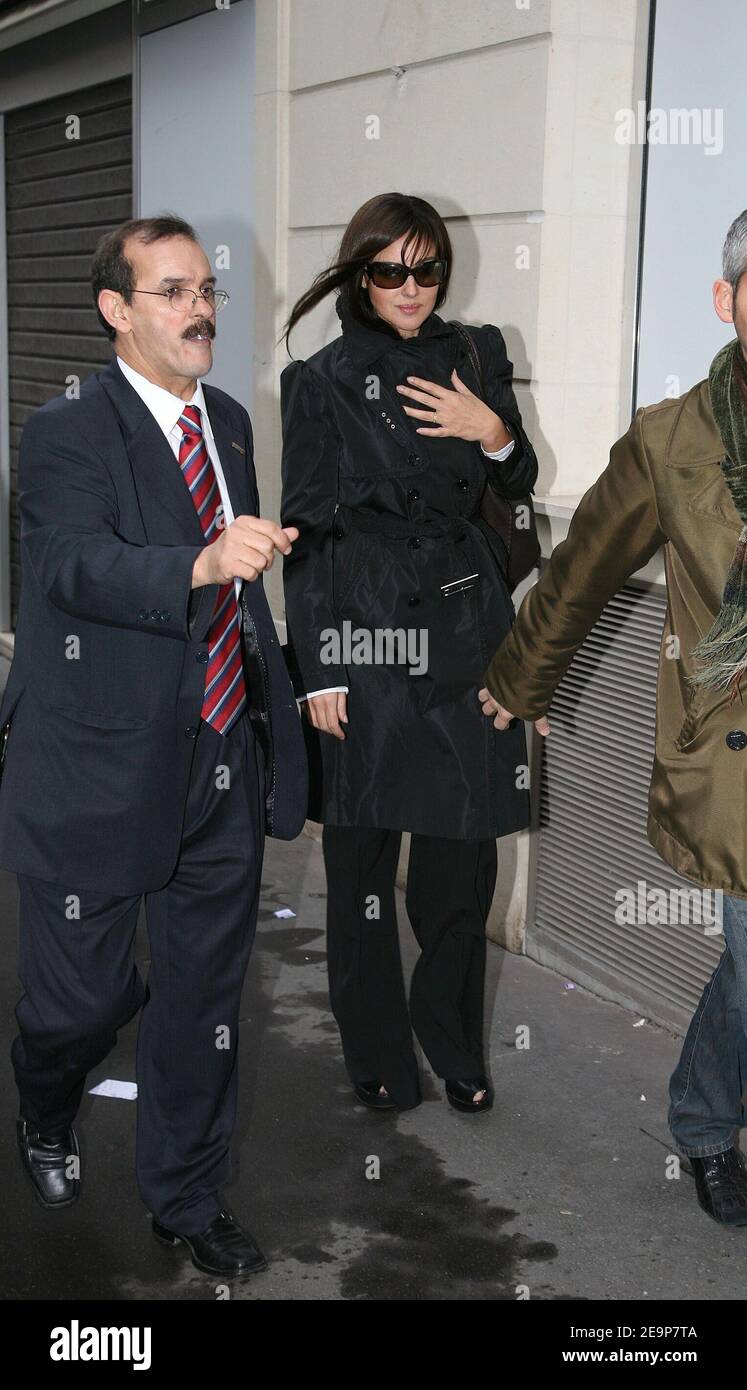 EXCLUSIVE. Italian actress Monica Bellucci leaves French Radio 'RTL' in Paris, France on November 11, 2006. Photo by Denis Gugnebourg/ABACAPRESS.COM Stock Photo