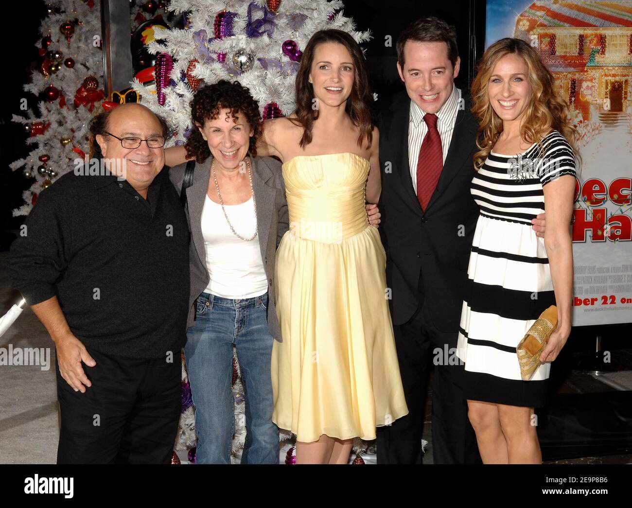 Danny De Vito, Rhea Perlman, Kristin Davis, Matthew Broderick and Sarah Jessica Parker attend the premiere of 20th Century Fox 'Deck the Halls' at the Chinese Theatre in Hollywood. Los Angeles, November 12, 2006. Photo by Lionel Hahn/ABACAPRESS.COM Stock Photo