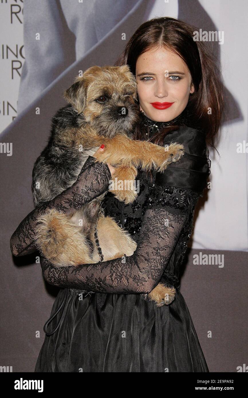 French actress Eva Green arrives to the premiere of the new 007 'Casino  Royale' held at