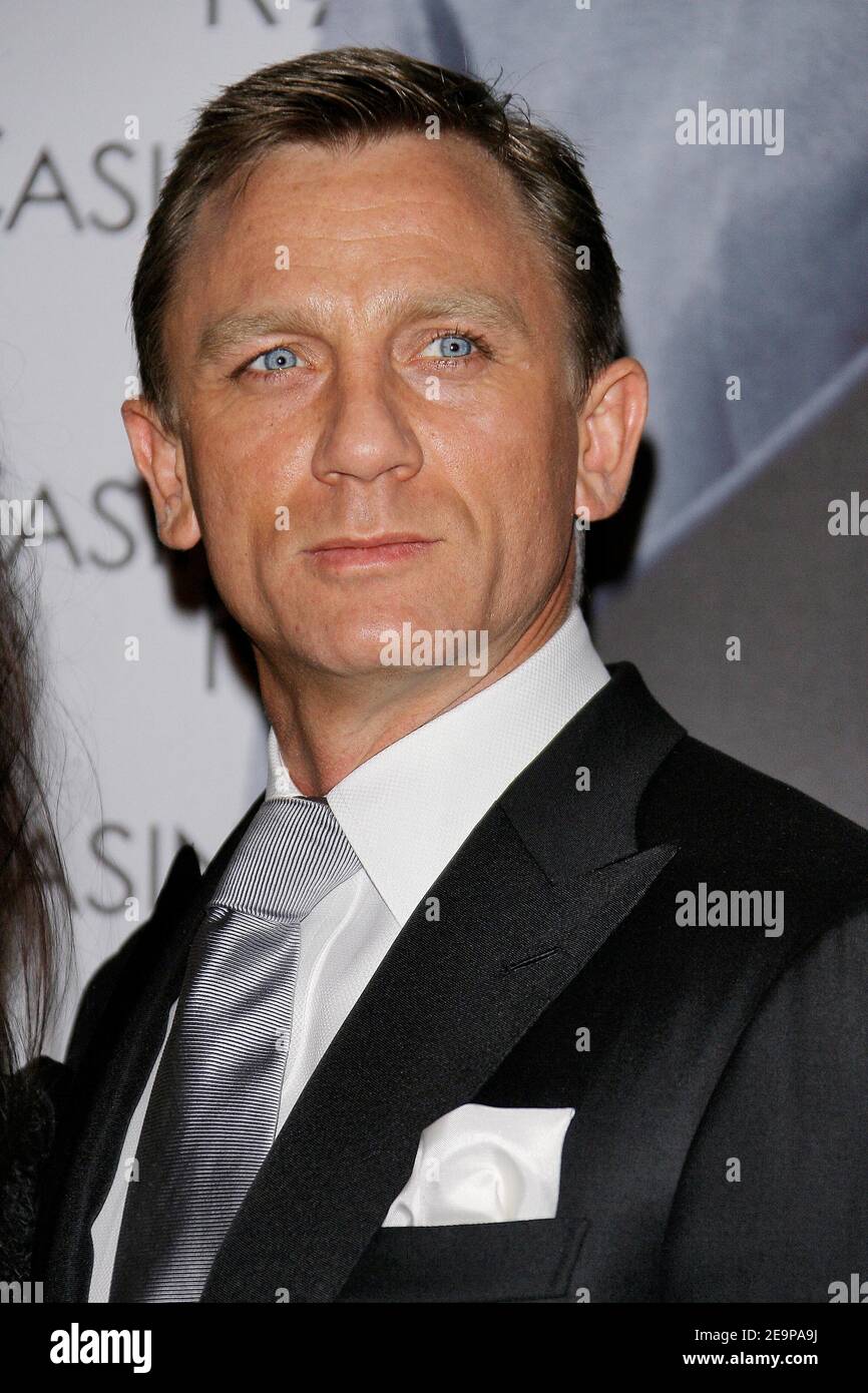 Cast member Daniel Craig arrives to the premiere of the new 007 'Casino Royale' held at the Grand Rex theatre in Paris, France, on November 17, 2006. Photo by Khayat-Nebinger/ABACAPRESS.COM Stock Photo