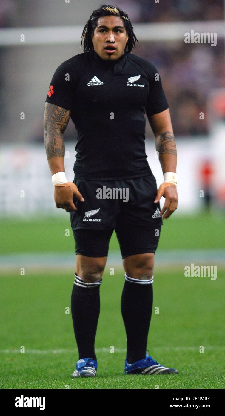 Ma'a Nonu of New Zealan in action during the rugby union test match, France vs New Zealand at the Stade de France, in Saint Denis, near Paris, France on November 18, 2006. New Zealand won 23-11. Photo by Gouhier-Guibbaud/Cameleon/ABACAPRESS.COM Stock Photo