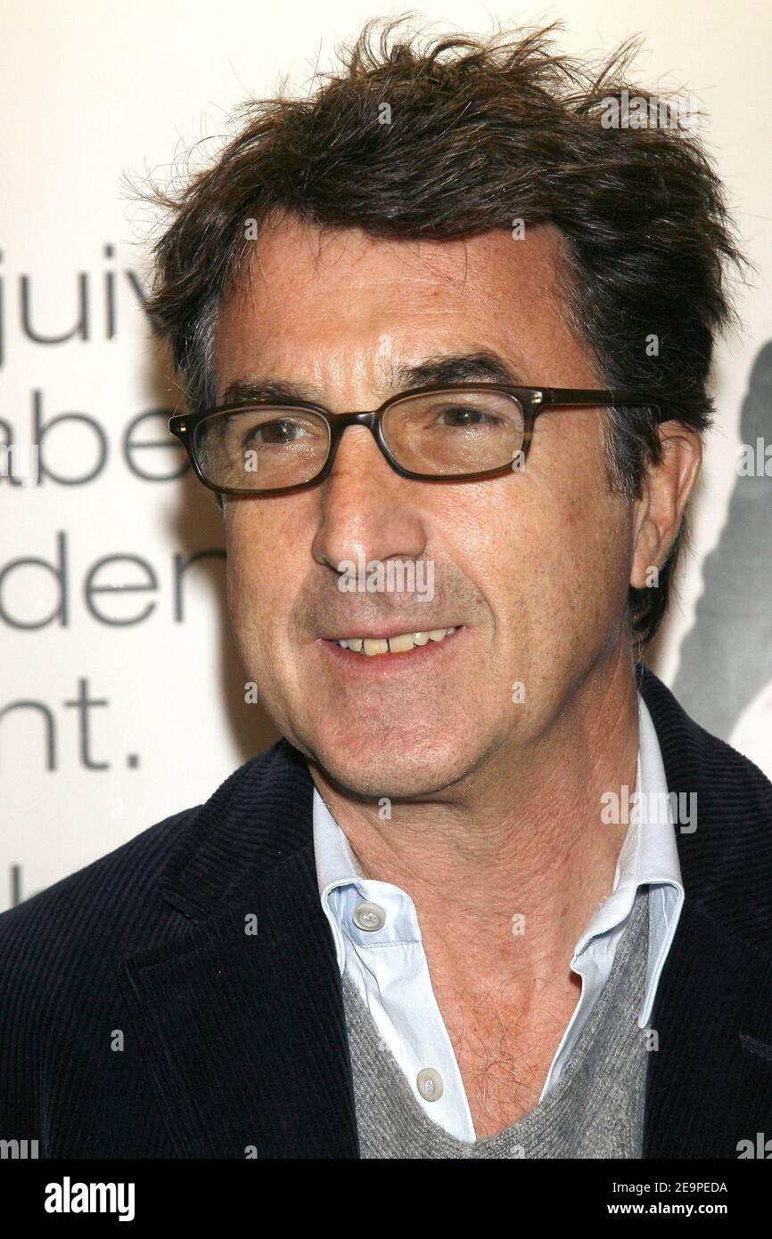 Francois Cluzet poses upon his arrival at 'Mauvaise Foi' Premiere held at the Max Linder Theater in Paris, France, on November 27, 2006. Photo by Thierry Orban/ABACAPRESS.COM Stock Photo
