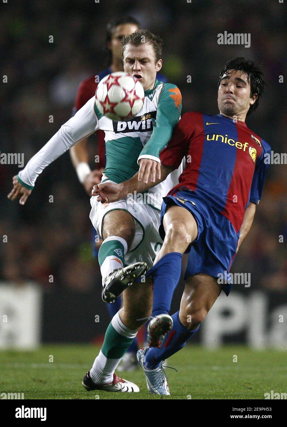 Barcelona's Deco and Werder Bremen's Daniel Jensen battle for the ball during the UEFA Champions League, Group A, FC Barcelona vs Werder Bremen at Camp Nou, in Barcelona, Spain, on December 5, 2006. FC Barcelona won 2-0. Photo by Christian Liewig/ABACAPRESS.COM Stock Photo