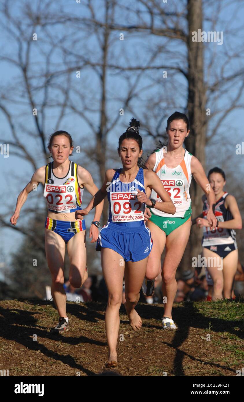 France's Samira Chella competes without shoes on senior women during the  European cross country championships, in San Giorgio su Legnano, Italy, on  December 10, 2006. Photo by Stephane Kempinaire/Cameleon/ABACAPRESS.COM  Stock Photo -