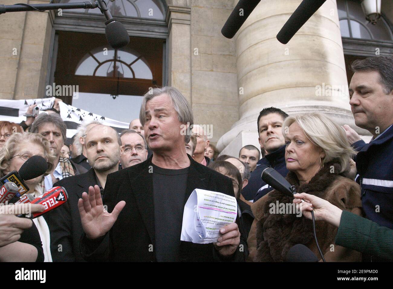 Denis Seznec, grandson of convict Guillaume Seznec (center) with his wife Martine reacts at a special French court upheld a 1924 murder conviction, after persistent doubts about the verdict prompted an ex-justice minister and the convict's family to request that the case be reviewed, outside the Court in Paris, France, on December 14, 2006. Guillaume Seznec was sentenced to a life of hard labor on a French colonial penal colony for the 1923 murder of woodcutter and local official Pierre Quemeneur and maintained his innocence until his death in 1954, and for decades his family has sought to cle Stock Photo
