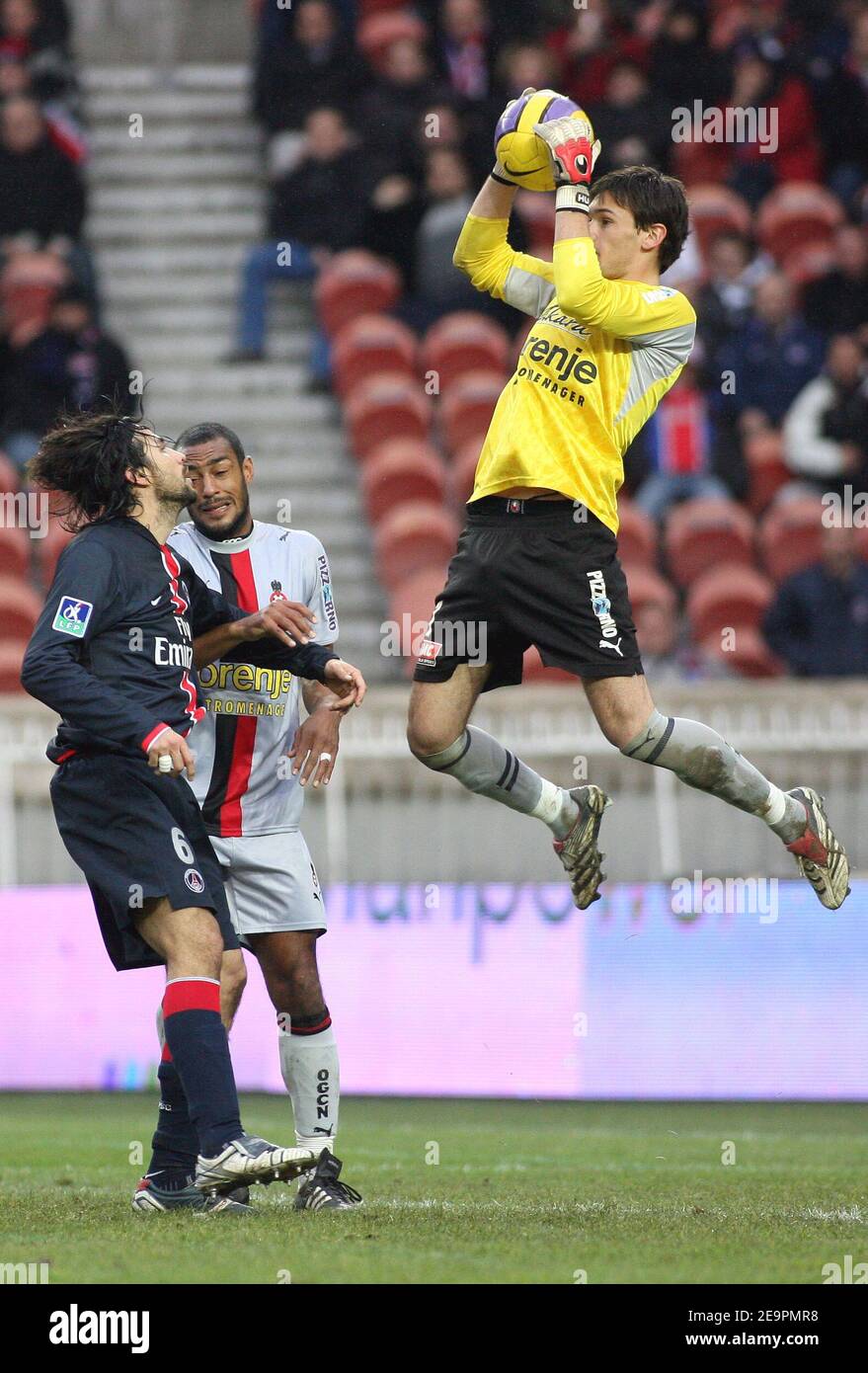 PSG's Mario Yepes and Nice's goalkeeper Hugo Lloris during the French first league football match, PSG vs Nice at 'Le parc des Princes' in Paris, France on December 17, 2006. The match ended in a 0-0 draw. Photo by Mehdi Taamallah/Cameleon/ABACAPRESS.COM Stock Photo
