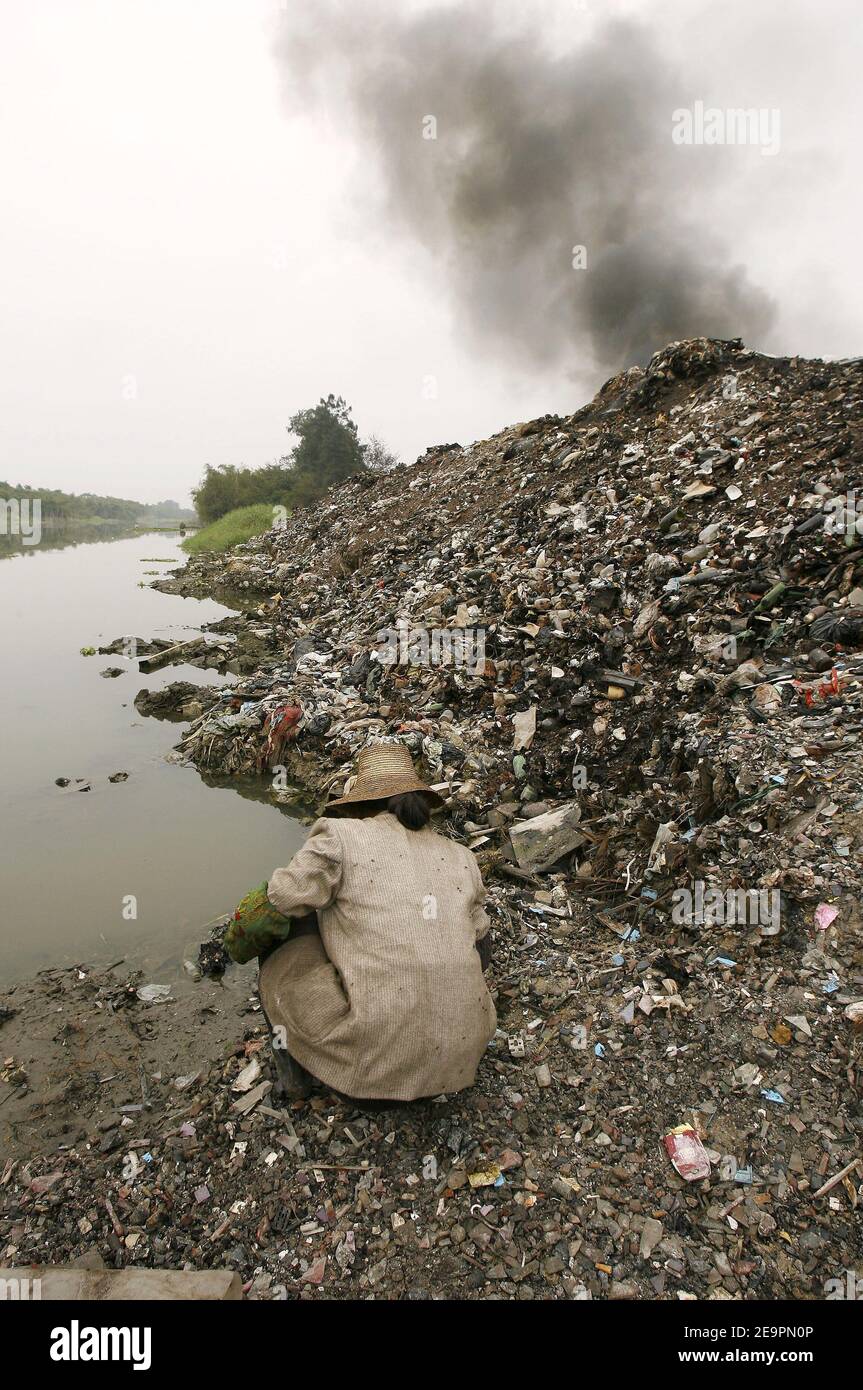 Plastic pollution river china hi-res stock photography and images - Alamy