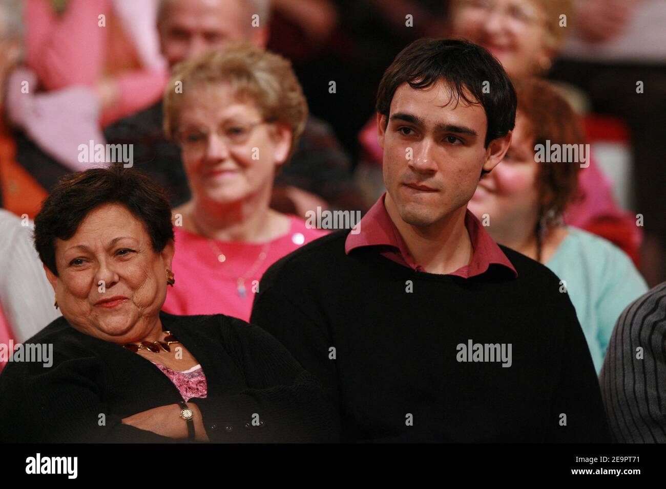 images Didier Bourdon Fils https www alamy com olivier bourdon fils de didier bourdon lors de lenregistrement de lemission vivement dimanche a paris france le 22 novembre 2006 photo max colinabacapresscom image401872325 html