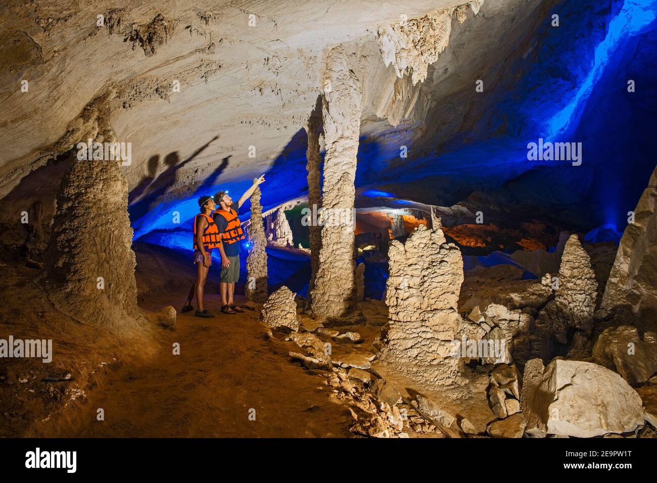 couple exploring Kong Lo cave in Laos Stock Photo