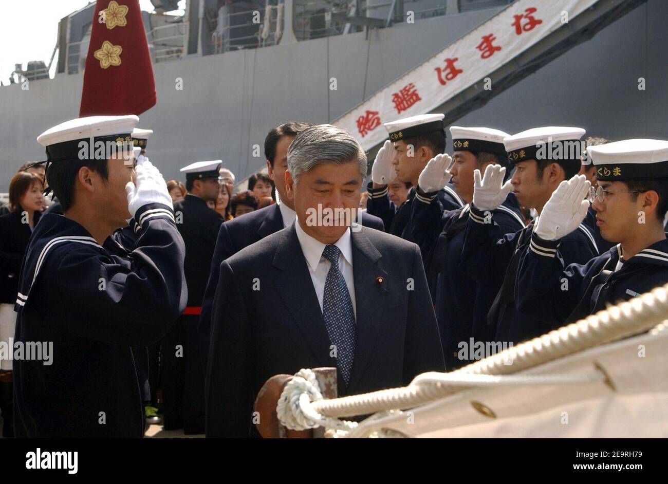 Mr. Nakatani embarks on JS Kurama (DDH-144) at Sasebo, -16 Mar. 2002 d. Stock Photo