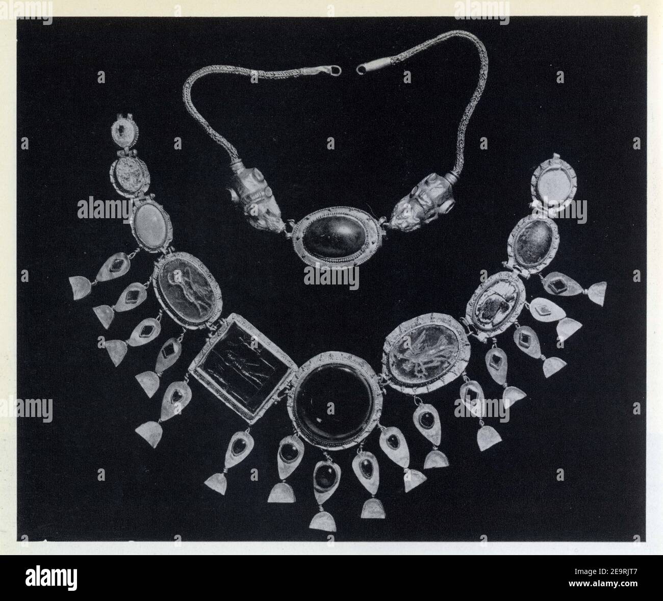 Deux colliers en or avec pierres et animaux. Iran. Deilaman. Époque parthe. IIe siècle avant J.C.-IIIe siècle après J.C. Stock Photo