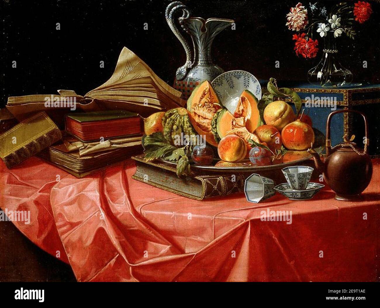 Munari, Cristoforo - Libri, porcellane cinesi, vassoio di frutta, bauletto, vasetto di fiori e teiera su tavolo coperto da tovaglia rossa. Stock Photo