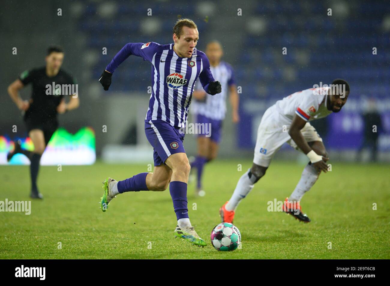 Aue, Germany. 05th Feb, 2021. Football: 2. Bundesliga, FC Erzgebirge Aue - Hamburger SV, Matchday 20, at Erzgebirgsstadion. Aue's Ben Zolinski plays the ball. Credit: Robert Michael/dpa-Zentralbild/dpa - IMPORTANT NOTE: In accordance with the regulations of the DFL Deutsche Fußball Liga and/or the DFB Deutscher Fußball-Bund, it is prohibited to use or have used photographs taken in the stadium and/or of the match in the form of sequence pictures and/or video-like photo series./dpa/Alamy Live News Stock Photo