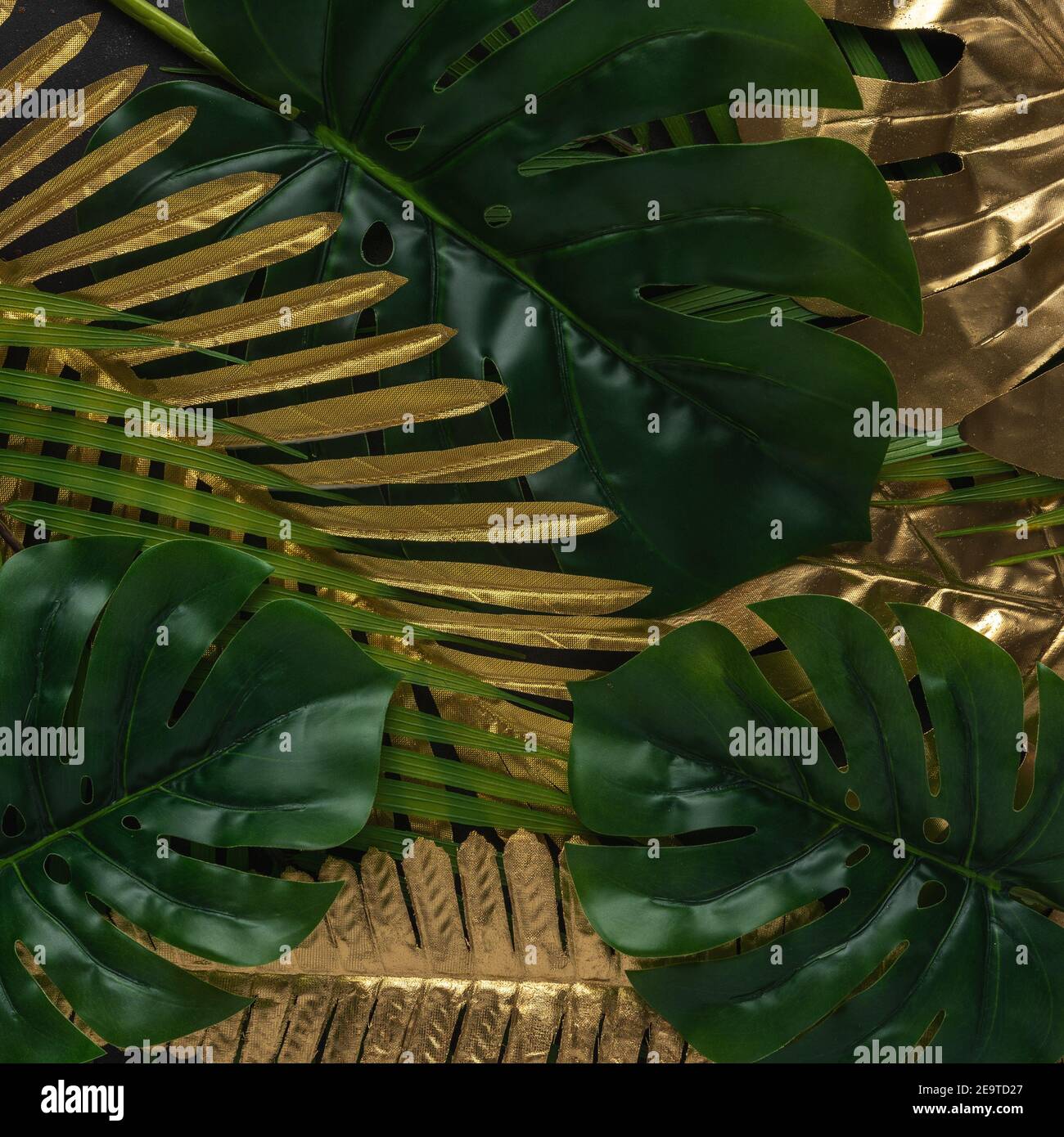 Gold and green leaf wallpaper hi-res stock photography and images - Alamy