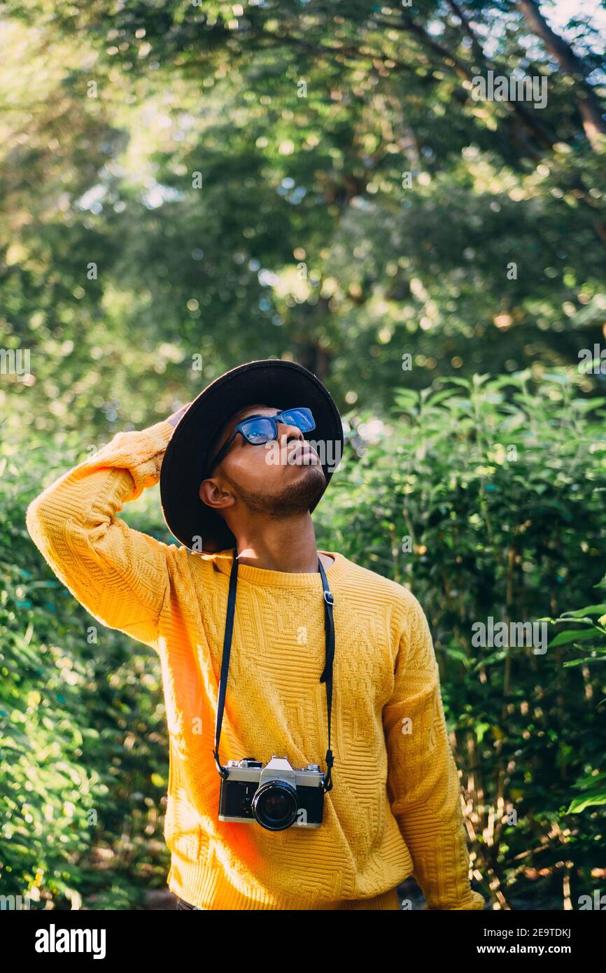 Jungle explorer man hi-res stock photography and images - Alamy