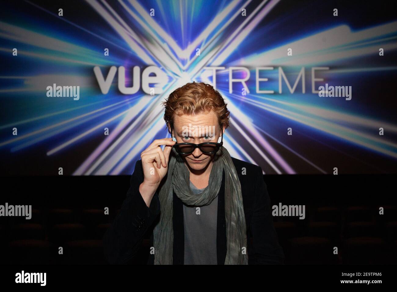 Tom Hiddleston at Vue Cinema Extreme sitting in 3D glasses Stock Photo
