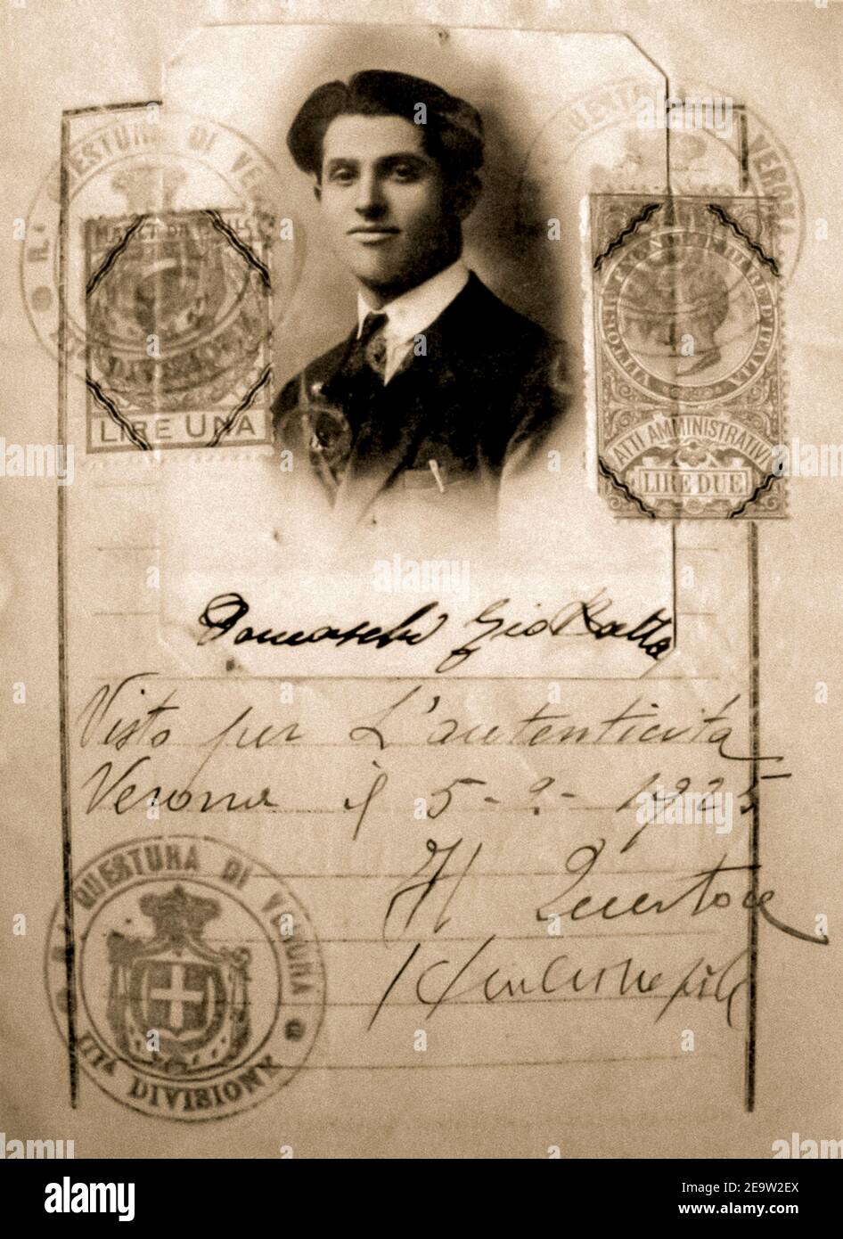 Visa for authenticity by the Verona Police Headquarters in 1925 of  worker anarchist Domaschi Giovanni (Verona, 30th December 1891 – Dachau, 23th February 1945) Stock Photo