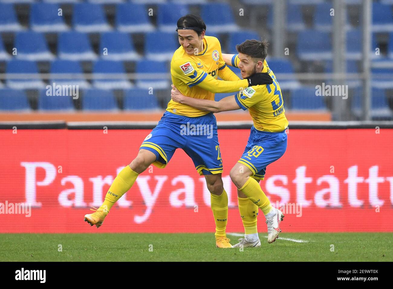 Brunswick, Germany. 06th Feb, 2021. Football: 2. Bundesliga, Eintracht Braunschweig - Hannover 96, Matchday 20 at Eintracht-Stadion. Braunschweig's Dong Won Ji (l) celebrates with Braunschweig's Patrick Kammerbauer after his goal for 1:0. Credit: Swen Pförtner/dpa - IMPORTANT NOTE: In accordance with the regulations of the DFL Deutsche Fußball Liga and/or the DFB Deutscher Fußball-Bund, it is prohibited to use or have used photographs taken in the stadium and/or of the match in the form of sequence pictures and/or video-like photo series./dpa/Alamy Live News Stock Photo