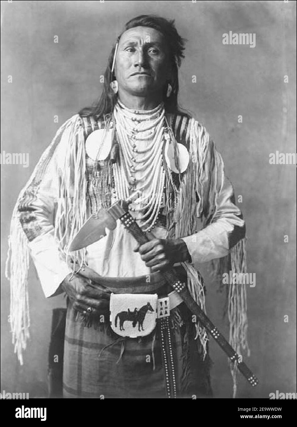 Traditional native american dress Black and White Stock Photos & Images ...