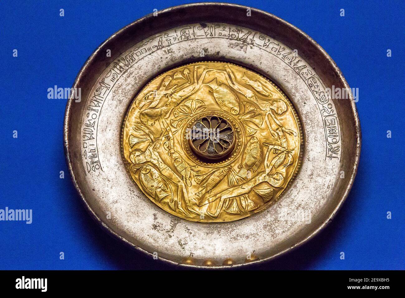 Egypt, Cairo, Egyptian Museum, dishes found in the royal necropolis of Tanis, burial of Wendjebauendjed : Gold dish, with  a 12 petals rosette. Stock Photo