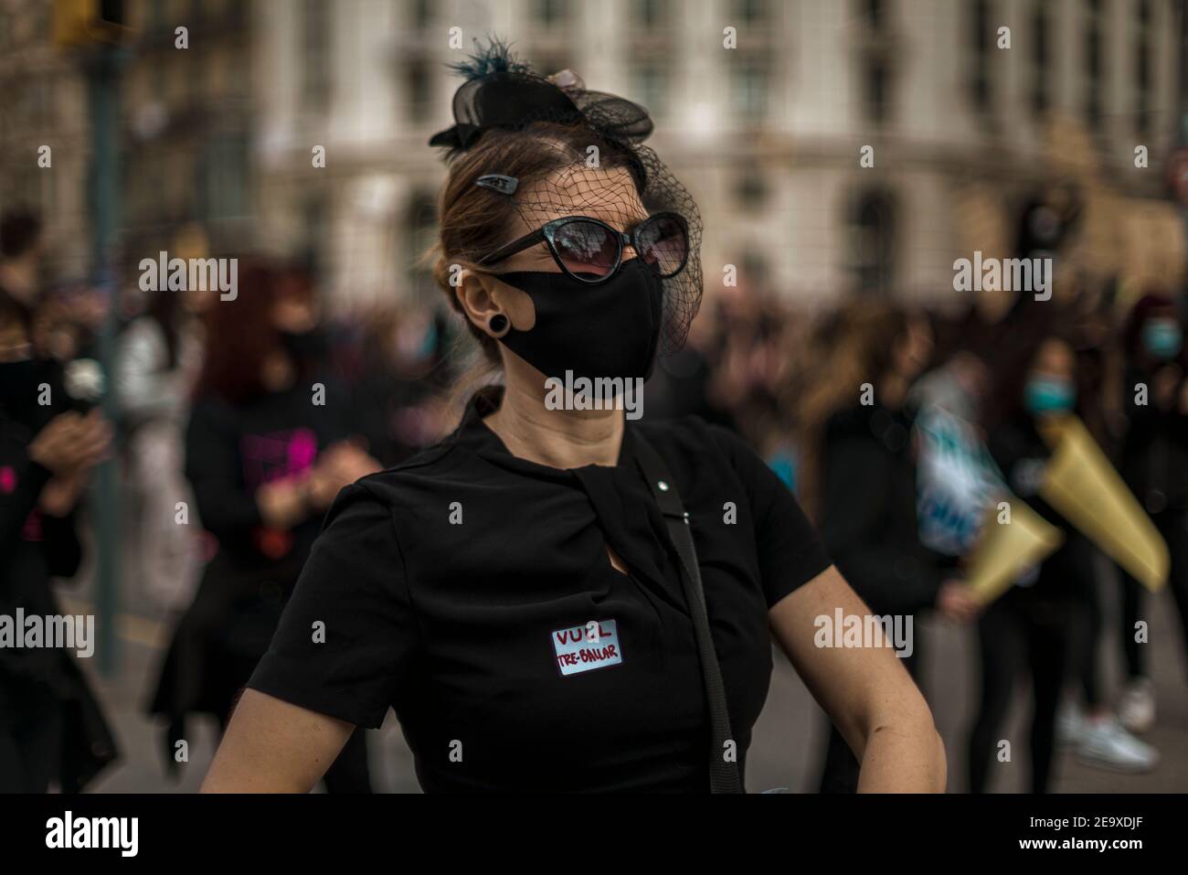 Barcelona, Spain. 6th Feb, 2021. A dancer taking part in a protest against harsher anti-covid19 measures as closures in the hospitality and culture sector and limitations of social contacts by the Catalan government due to the accelerated spread of the coronavirus. Credit: Matthias Oesterle/Alamy Live News Stock Photo