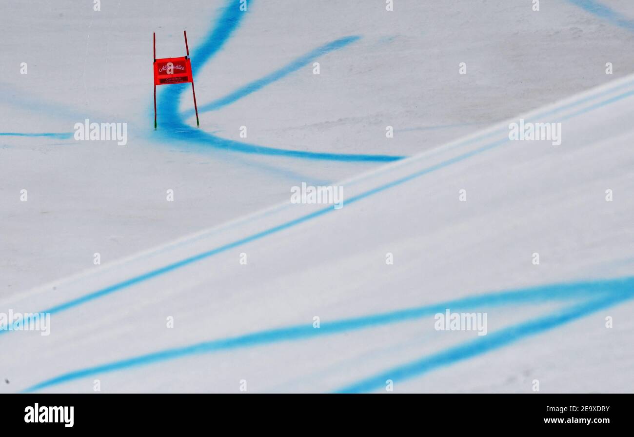 Garmisch Partenkirchen, Germany. 06th Feb, 2021. Alpine skiing, World Cup, Super G, men: The race course on the Kandahar slope is marked in blue. Credit: Angelika Warmuth/dpa/Alamy Live News Stock Photo