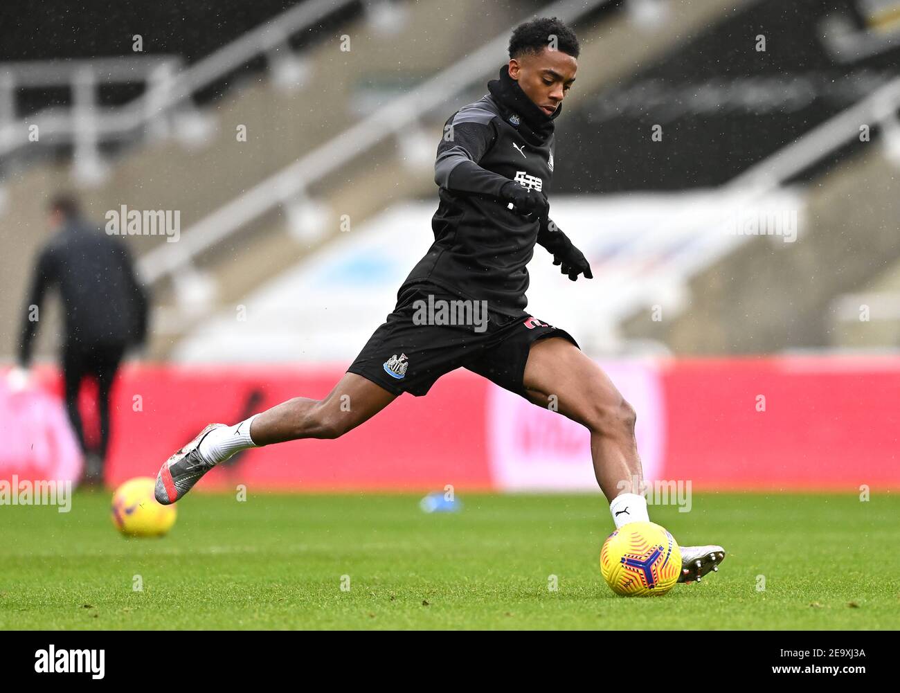 Newcastle United's Joe Willock warming up prior to kick-off during the Premier League match at St James' Park, Newcastle upon Tyne. Picture date: Saturday February 6, 2021. Stock Photo