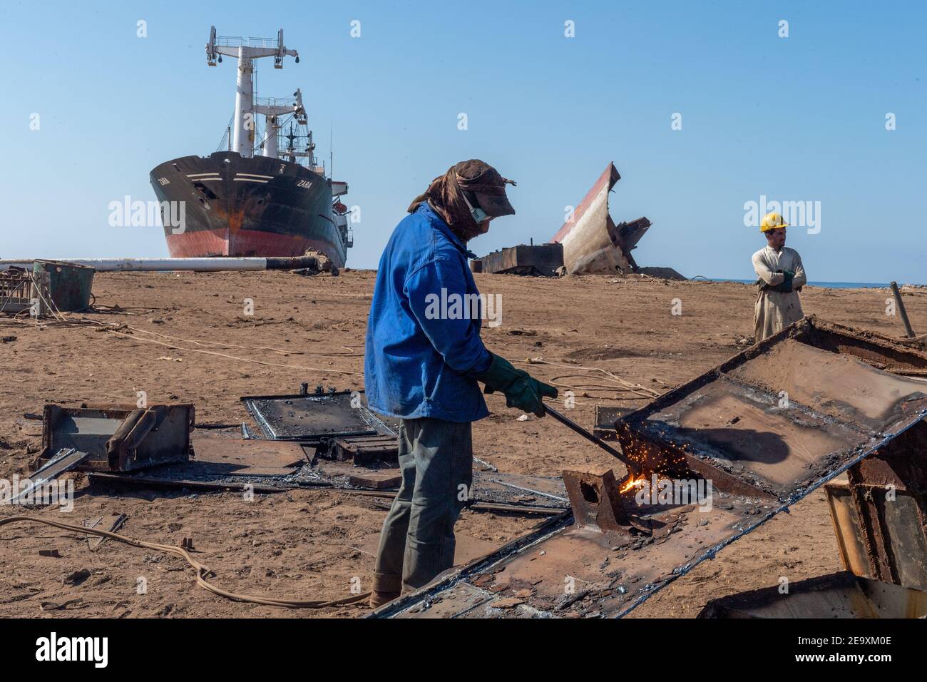 Workers breaking up ships, Gadani ship-breaking yard, located across a 10 km long beachfront, Balochistan, Pakistan. Stock Photo