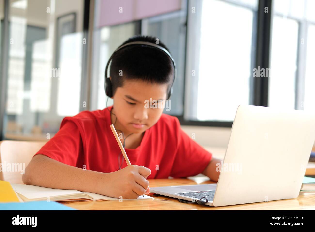 Asian boy student distance learning hi-res stock photography and images ...