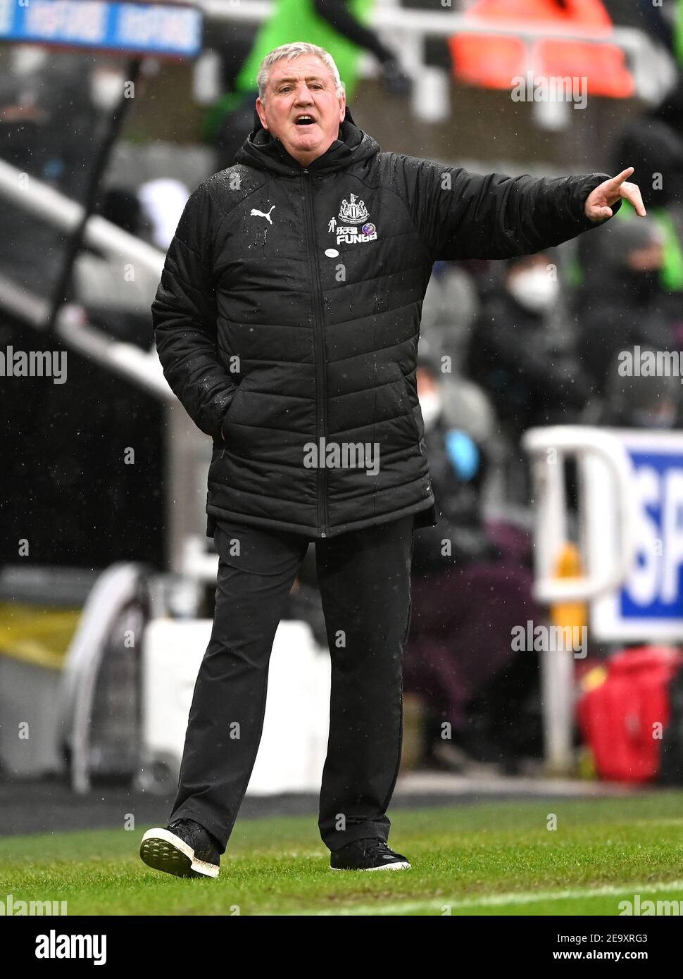 Newcastle United manager Steve Bruce instructs his players during the Premier League match at St James' Park, Newcastle upon Tyne. Picture date: Saturday February 6, 2021. Stock Photo