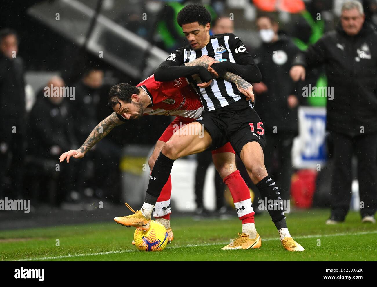 Southampton's Danny Ings (left) and Newcastle United's Jamal Lewis battle for the ball during the Premier League match at St James' Park, Newcastle upon Tyne. Picture date: Saturday February 6, 2021. Stock Photo